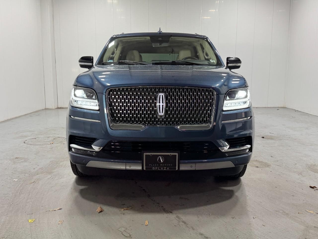 Lincoln Navigator Vehicle Full-screen Gallery Image 7