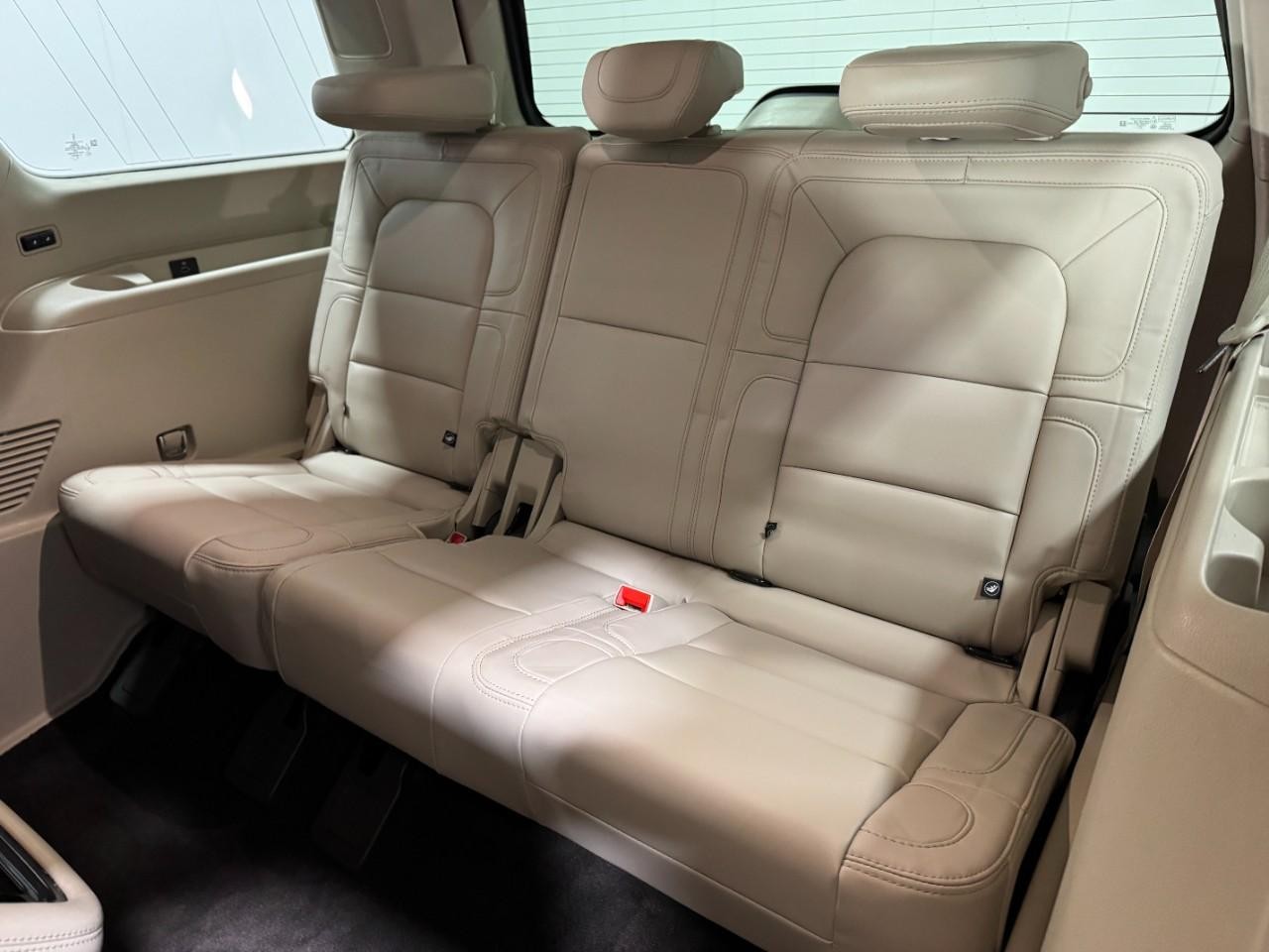 Lincoln Navigator Vehicle Full-screen Gallery Image 8