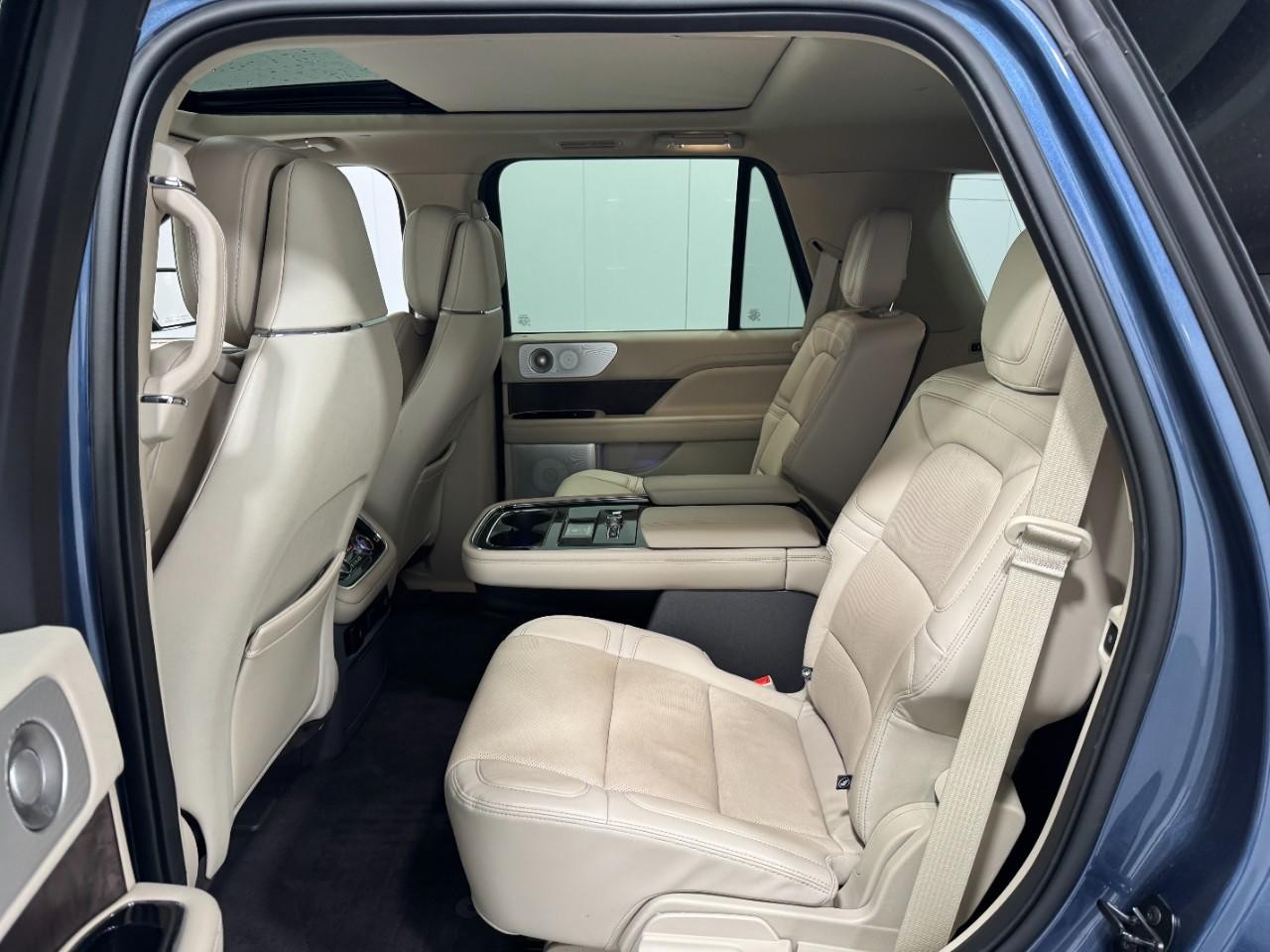 Lincoln Navigator Vehicle Full-screen Gallery Image 9
