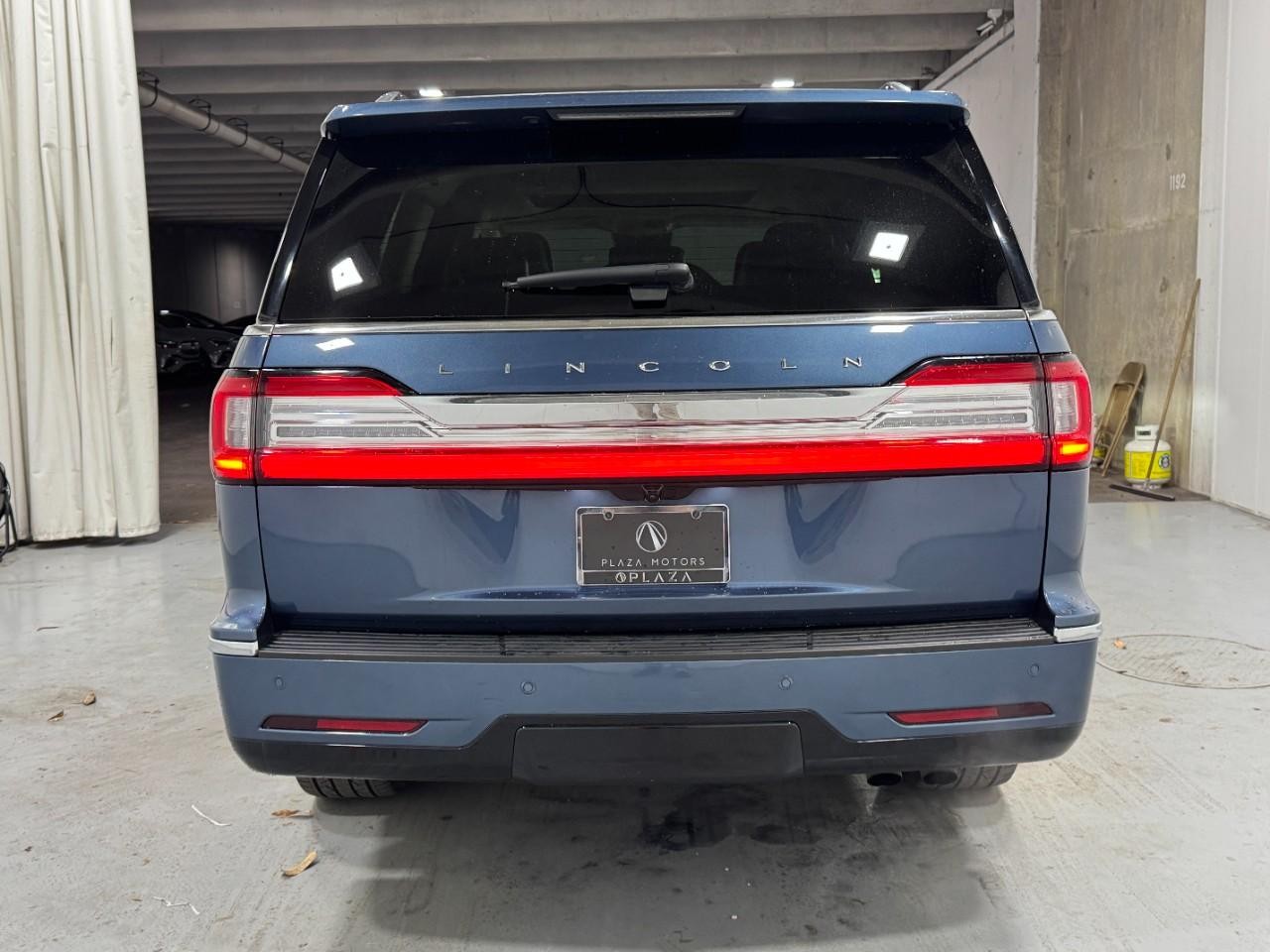 Lincoln Navigator Vehicle Full-screen Gallery Image 10