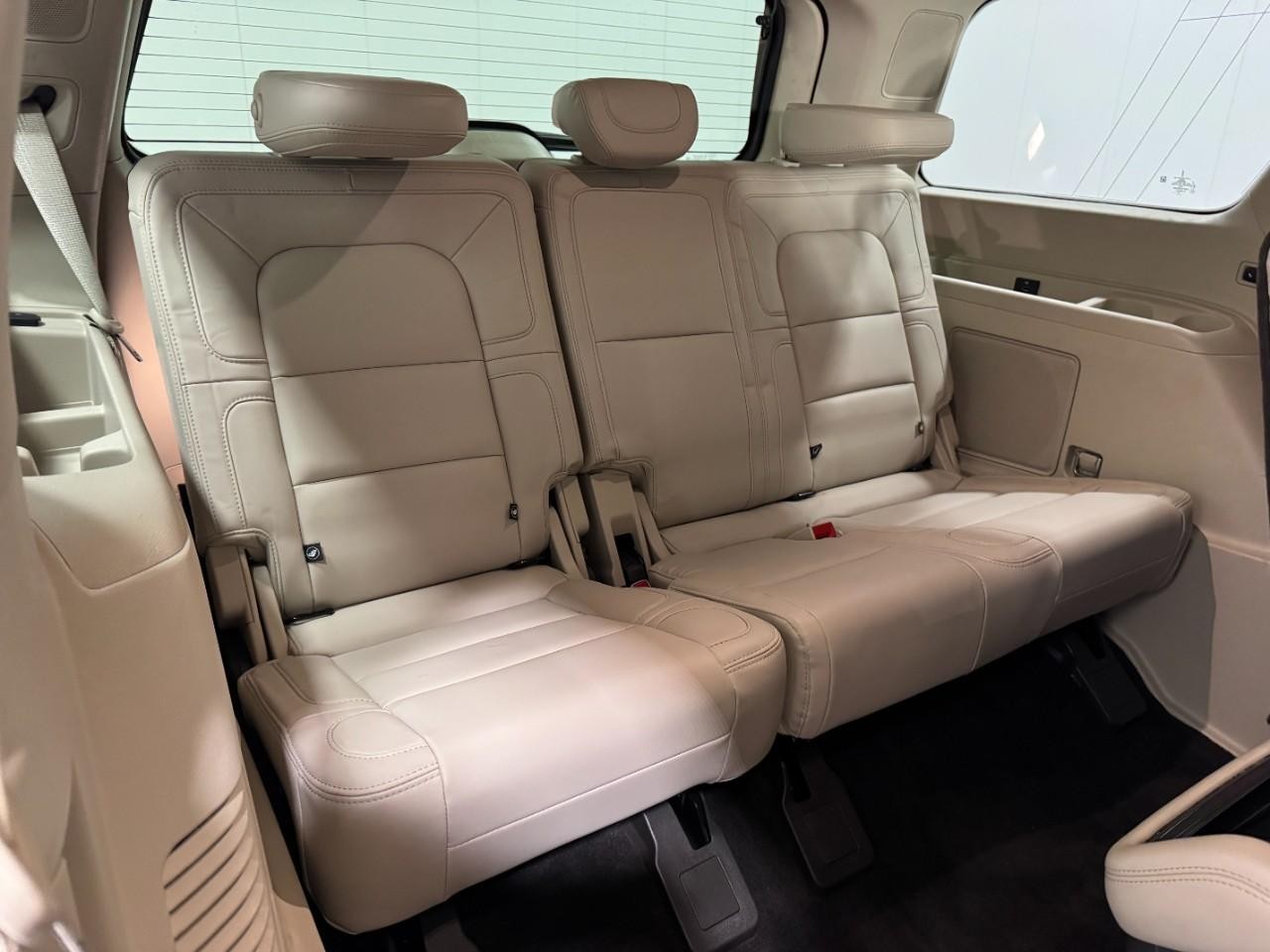 Lincoln Navigator Vehicle Full-screen Gallery Image 11