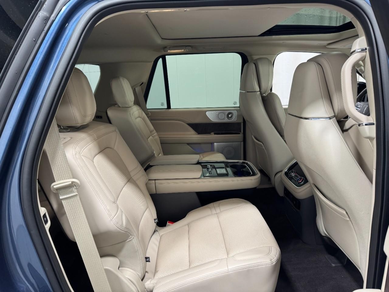 Lincoln Navigator Vehicle Full-screen Gallery Image 12