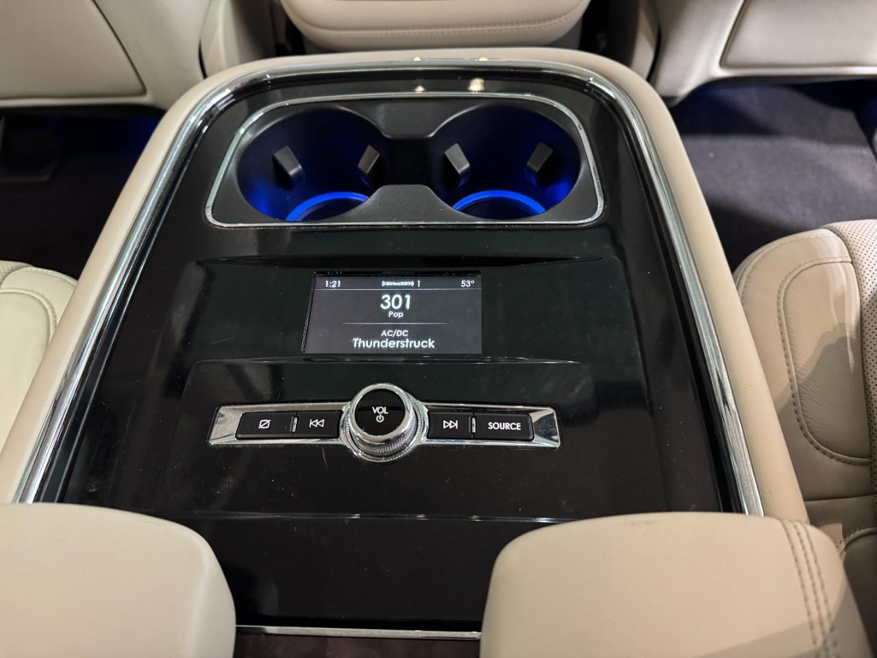 Lincoln Navigator Vehicle Full-screen Gallery Image 13