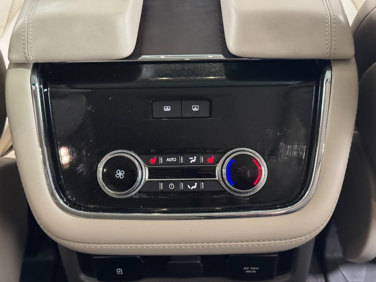 Lincoln Navigator Vehicle Full-screen Gallery Image 14