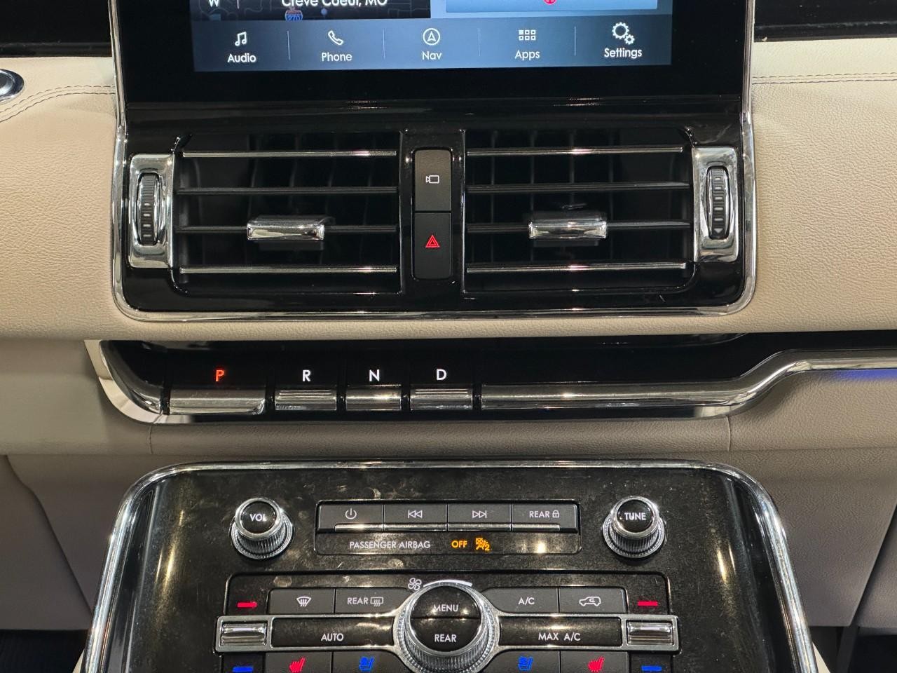 Lincoln Navigator Vehicle Full-screen Gallery Image 19