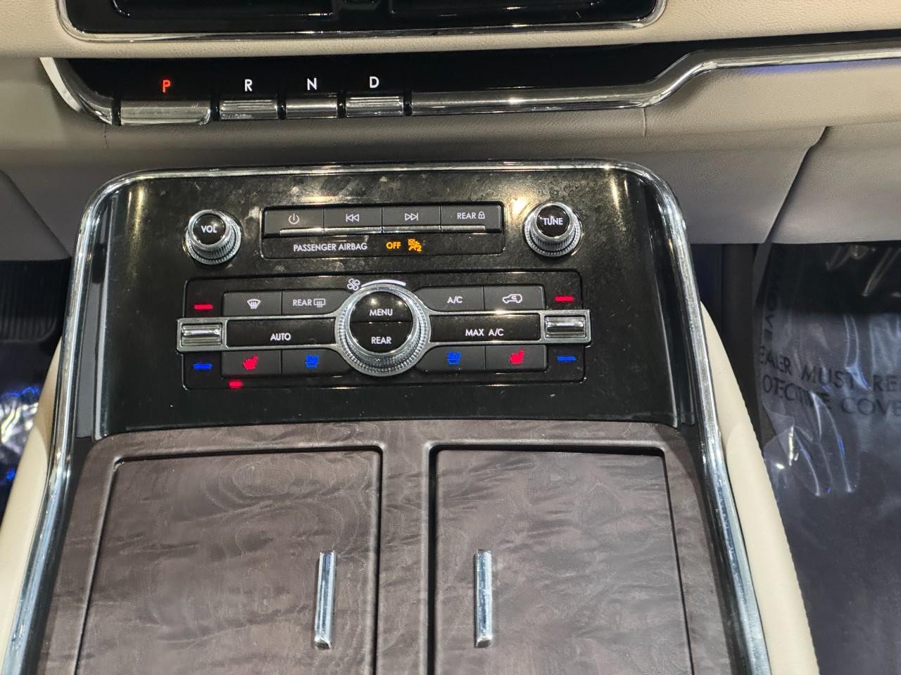 Lincoln Navigator Vehicle Full-screen Gallery Image 20