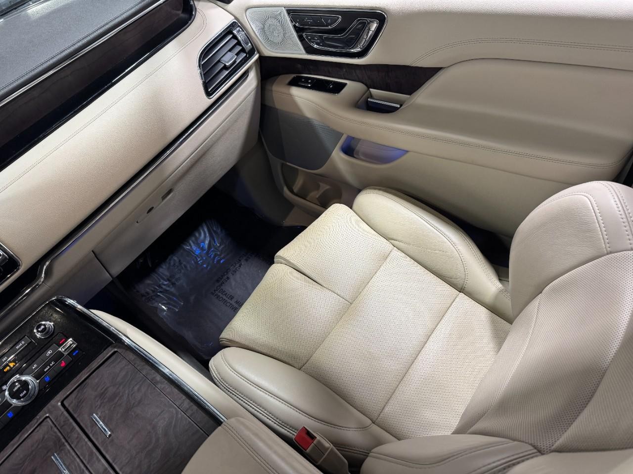 Lincoln Navigator Vehicle Full-screen Gallery Image 21