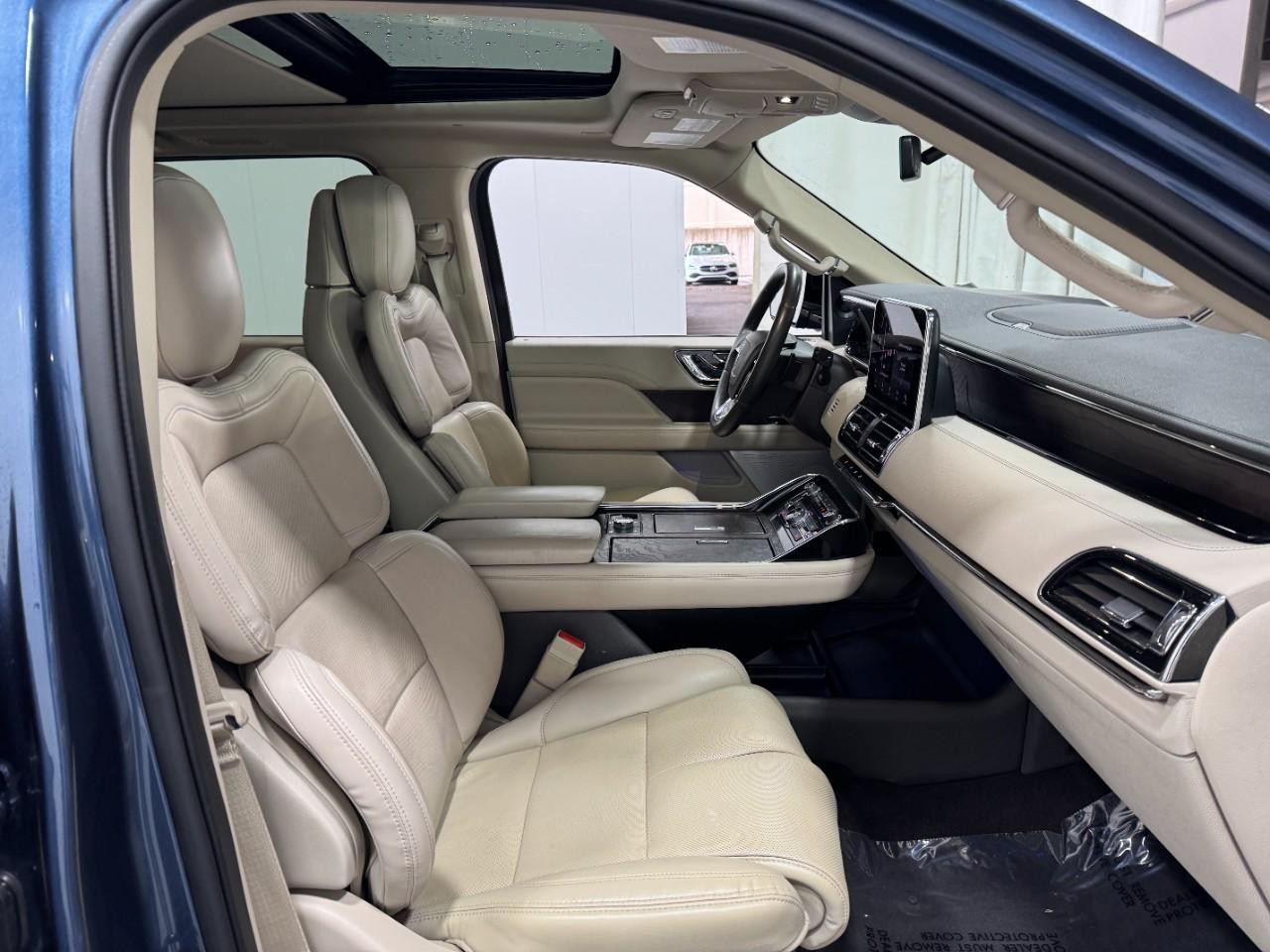 Lincoln Navigator Vehicle Full-screen Gallery Image 22