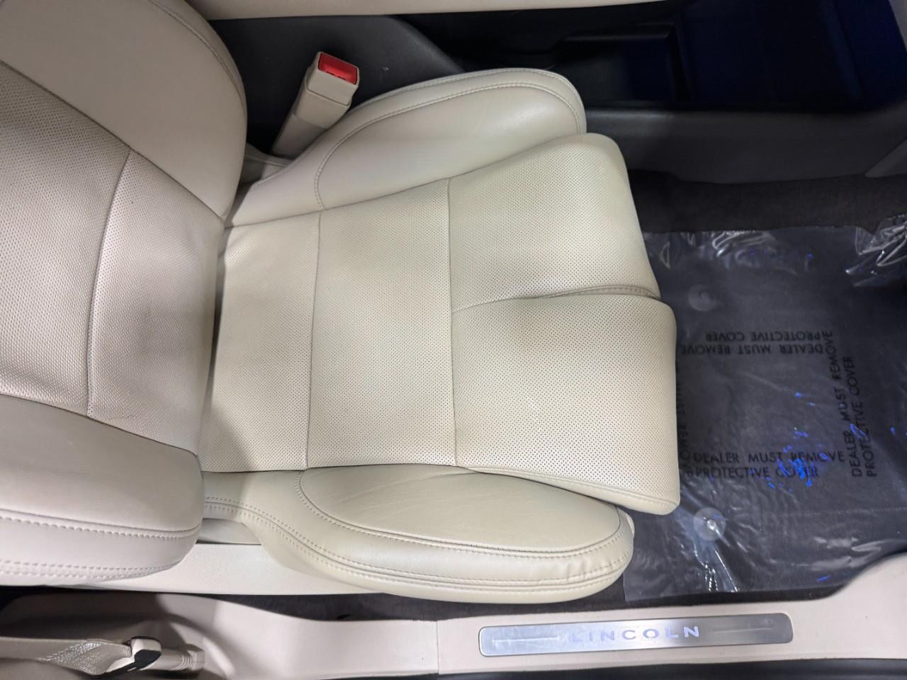 Lincoln Navigator Vehicle Full-screen Gallery Image 23