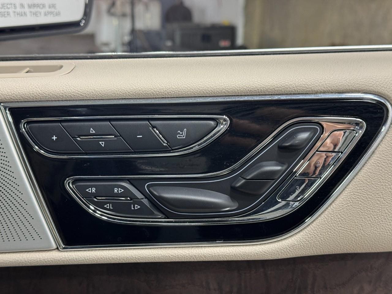 Lincoln Navigator Vehicle Full-screen Gallery Image 24