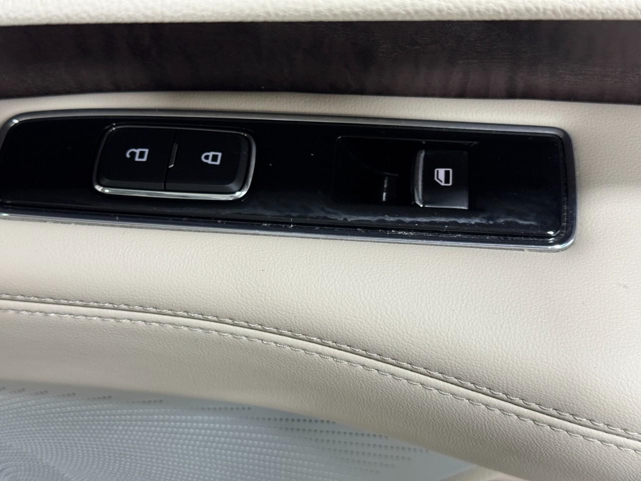 Lincoln Navigator Vehicle Full-screen Gallery Image 25