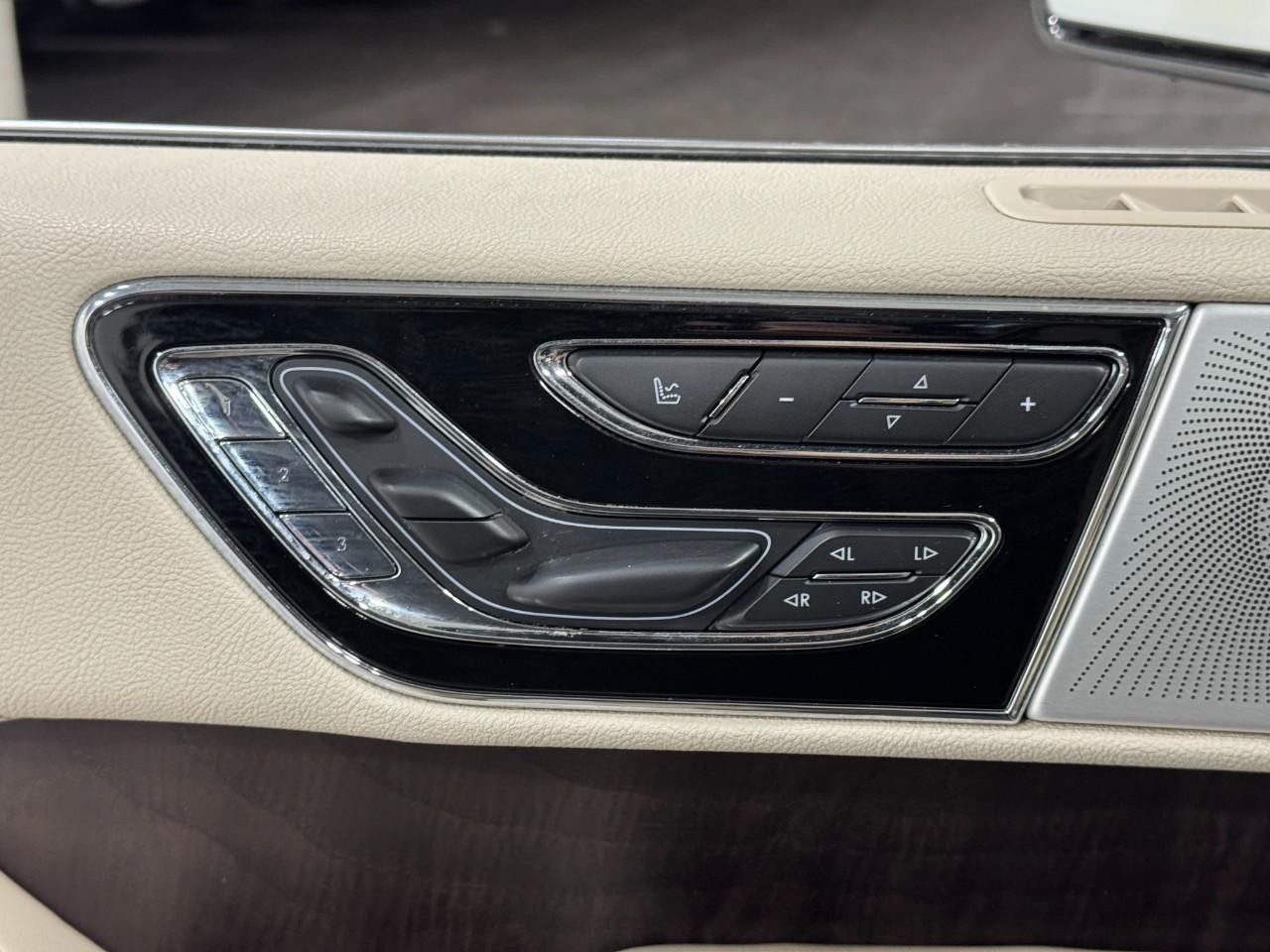 Lincoln Navigator Vehicle Full-screen Gallery Image 26