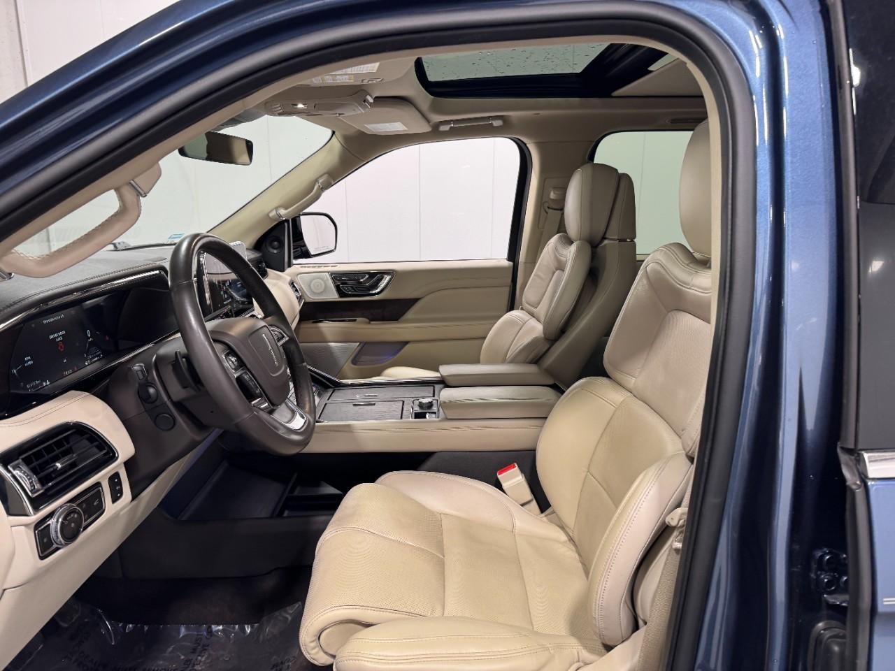 Lincoln Navigator Vehicle Full-screen Gallery Image 28