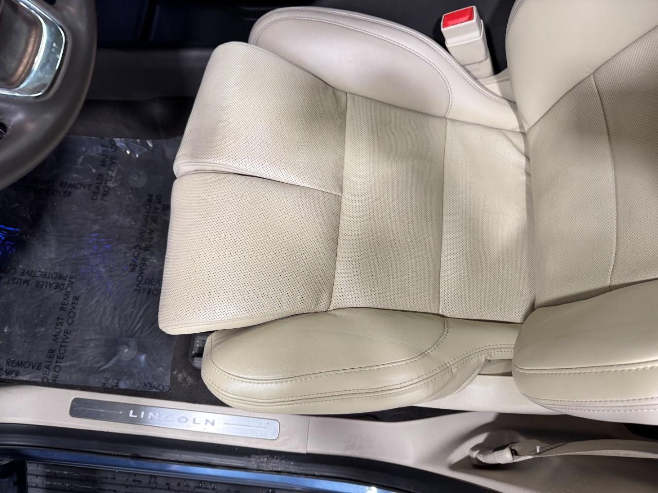 Lincoln Navigator Vehicle Full-screen Gallery Image 29