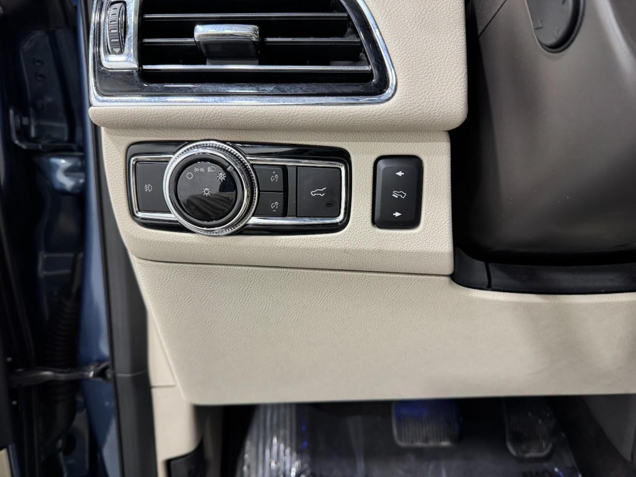 Lincoln Navigator Vehicle Full-screen Gallery Image 30