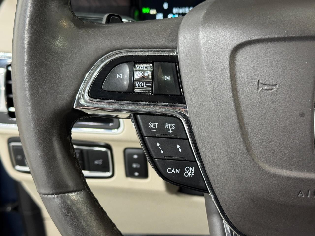 Lincoln Navigator Vehicle Full-screen Gallery Image 31