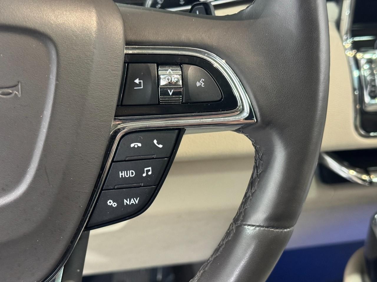 Lincoln Navigator Vehicle Full-screen Gallery Image 32