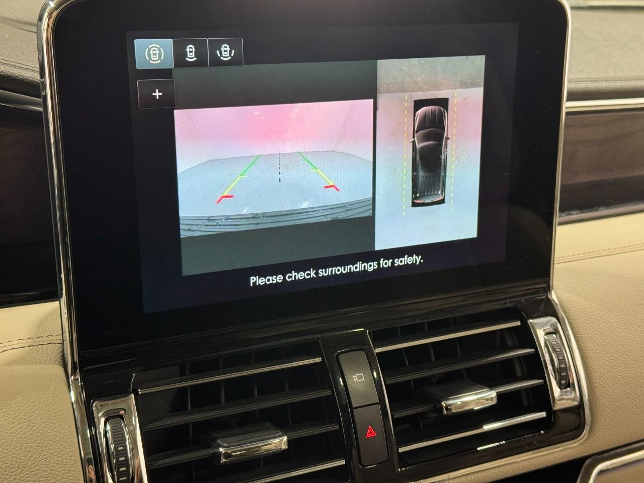 Lincoln Navigator Vehicle Full-screen Gallery Image 34