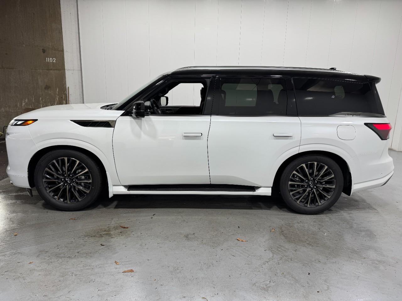 INFINITI QX80 Vehicle Full-screen Gallery Image 2