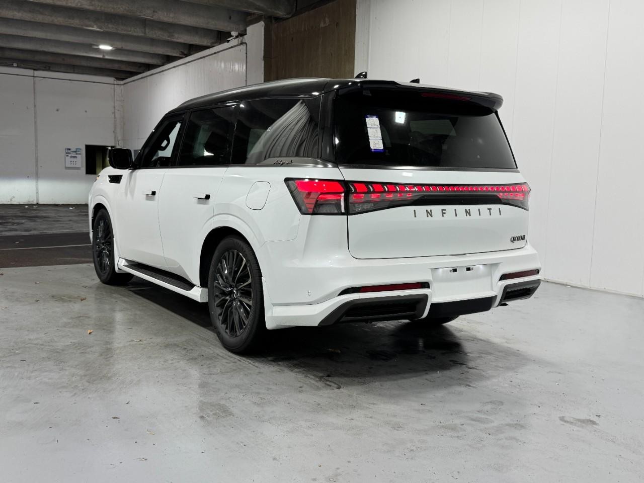 INFINITI QX80 Vehicle Full-screen Gallery Image 3