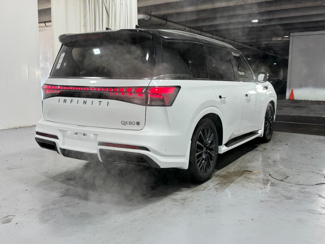 INFINITI QX80 Vehicle Full-screen Gallery Image 4