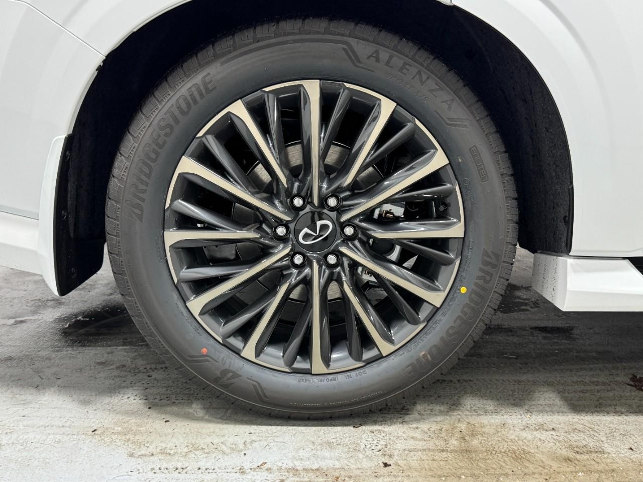 INFINITI QX80 Vehicle Full-screen Gallery Image 5