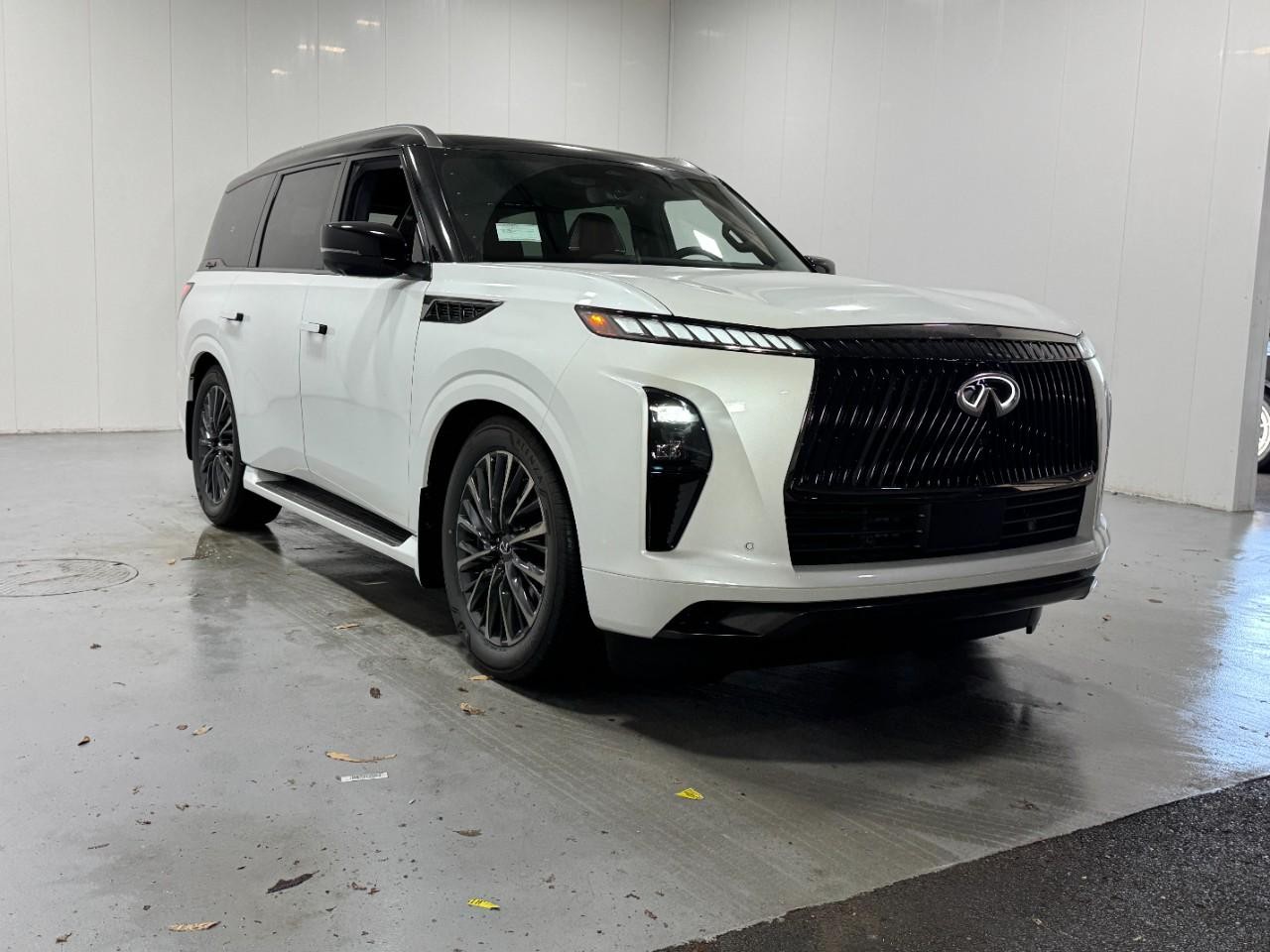 INFINITI QX80 Vehicle Full-screen Gallery Image 6