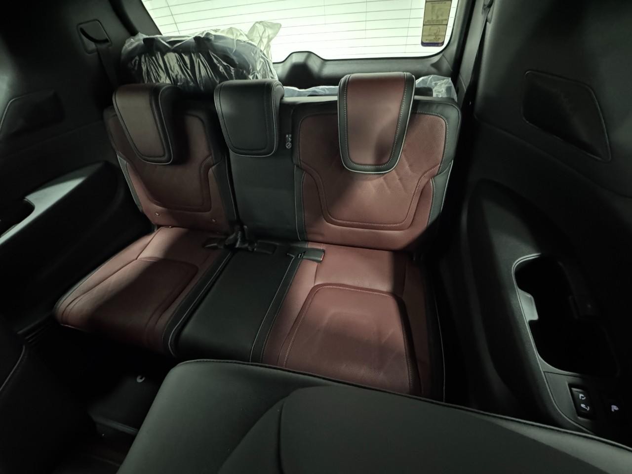 INFINITI QX80 Vehicle Full-screen Gallery Image 8