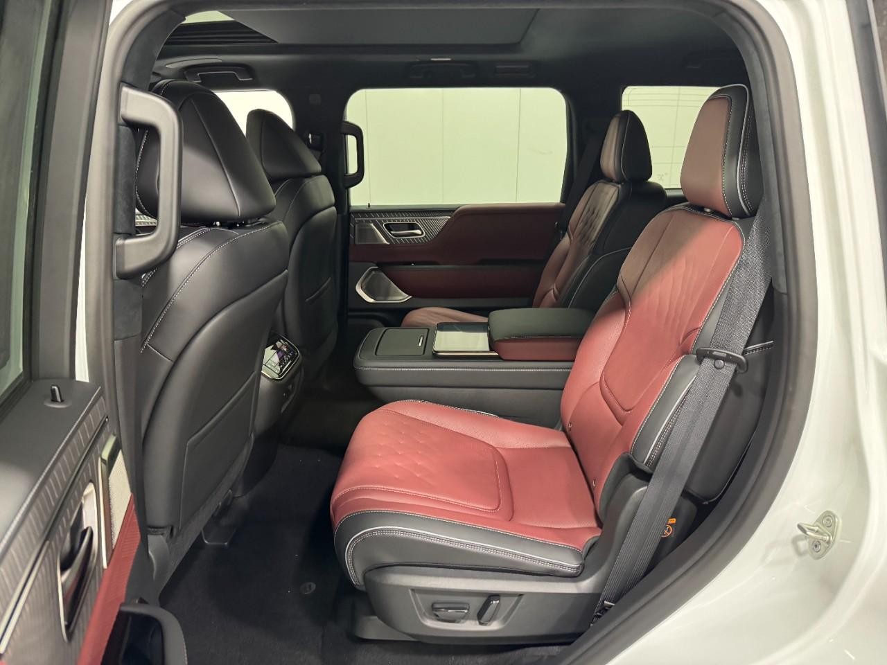 INFINITI QX80 Vehicle Full-screen Gallery Image 9