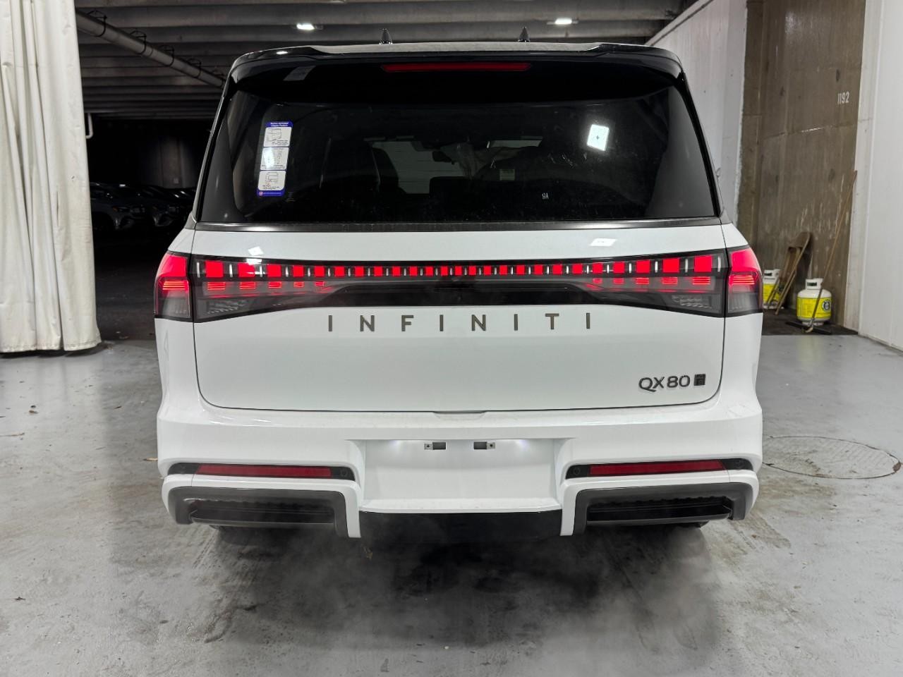 INFINITI QX80 Vehicle Full-screen Gallery Image 10