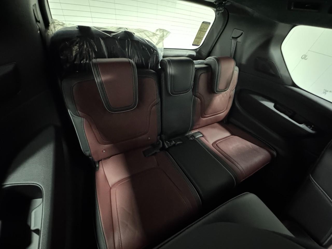 INFINITI QX80 Vehicle Full-screen Gallery Image 11