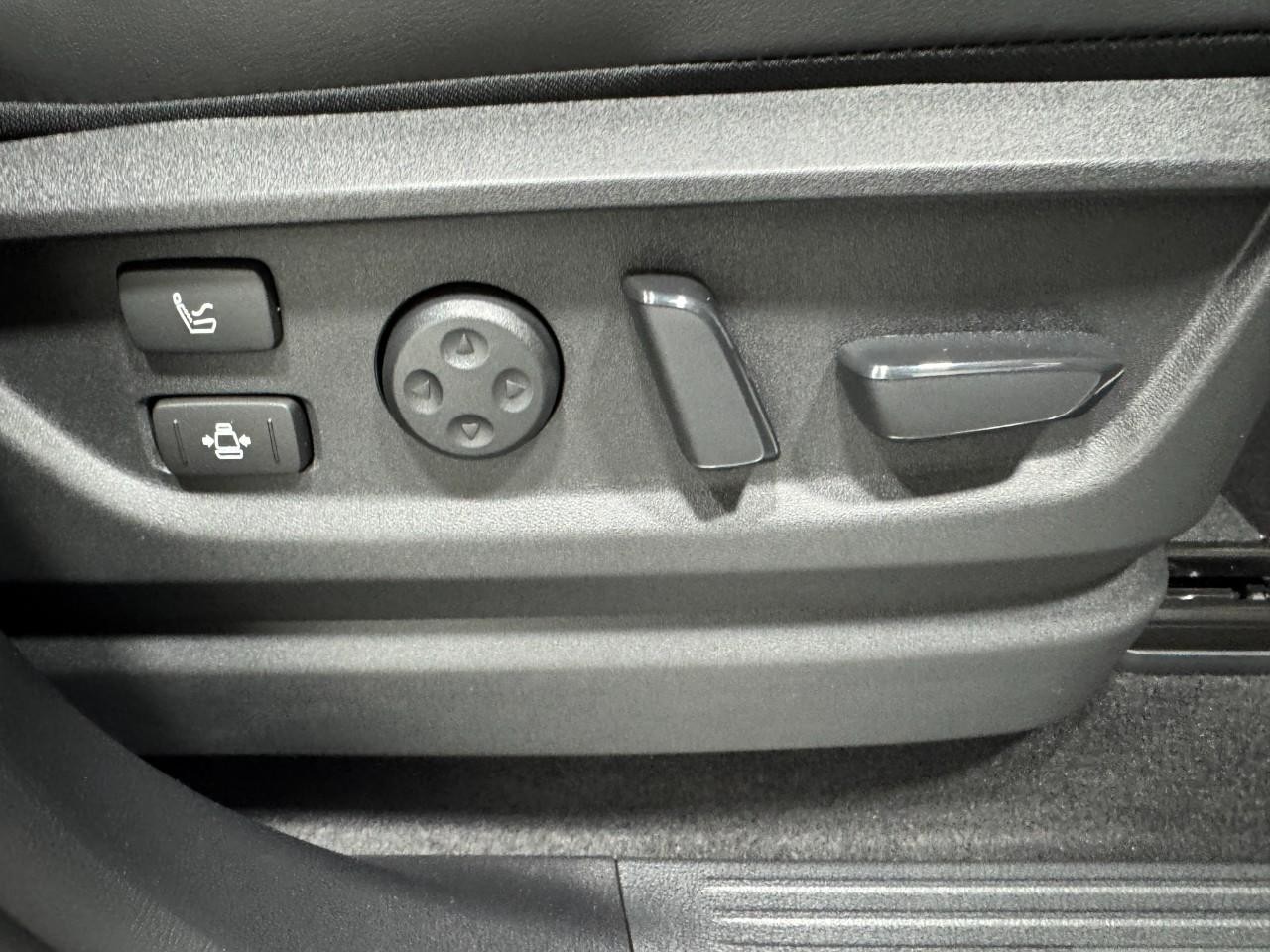 INFINITI QX80 Vehicle Full-screen Gallery Image 22