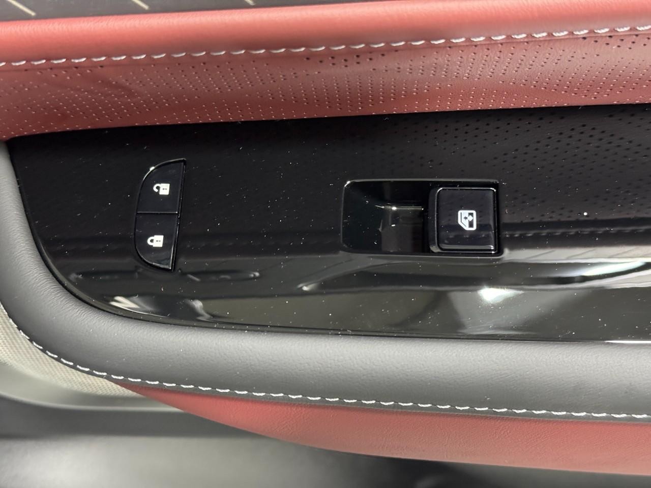 INFINITI QX80 Vehicle Full-screen Gallery Image 24