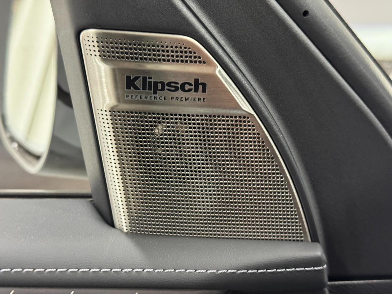 INFINITI QX80 Vehicle Full-screen Gallery Image 25