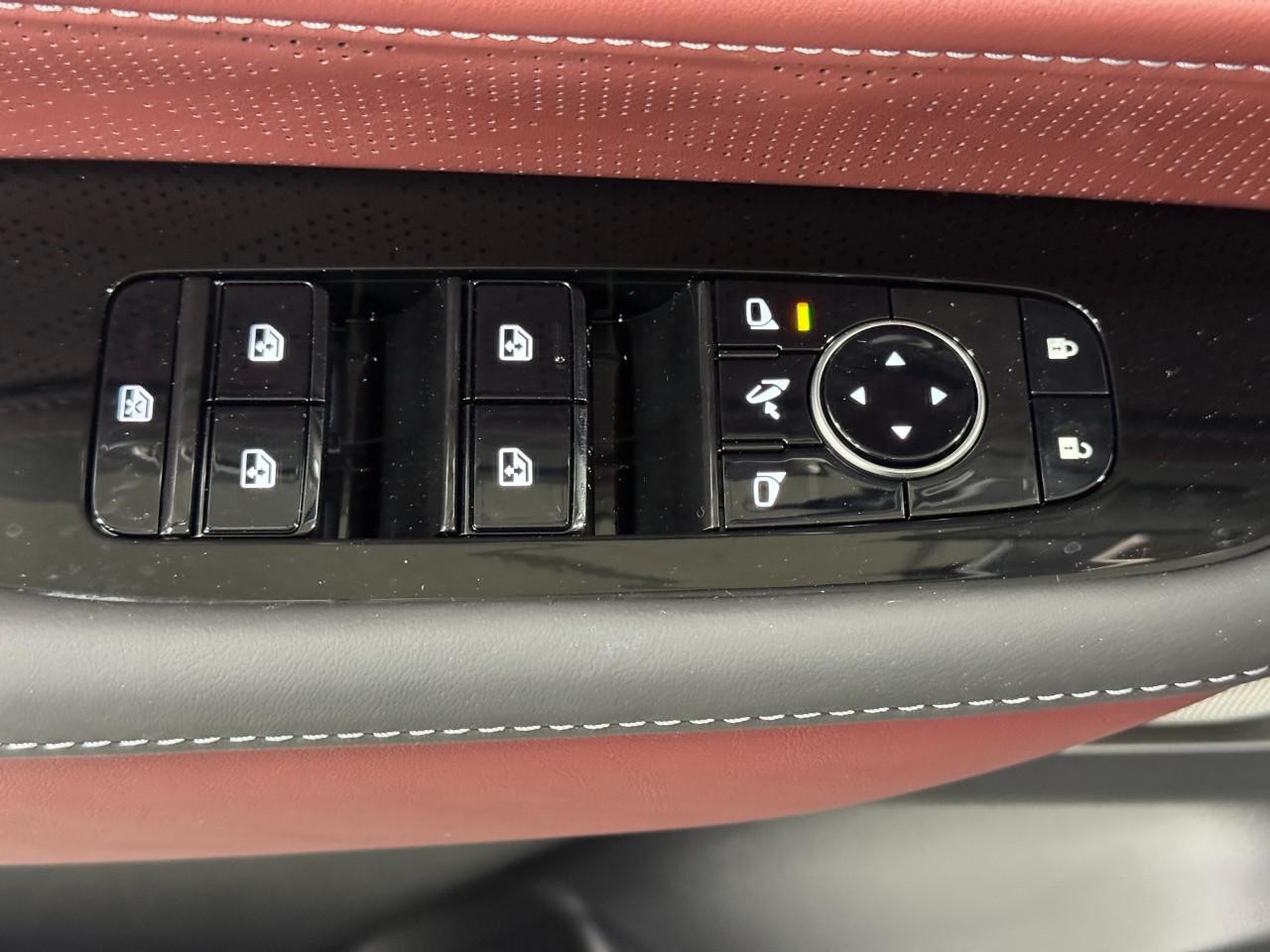 INFINITI QX80 Vehicle Full-screen Gallery Image 27