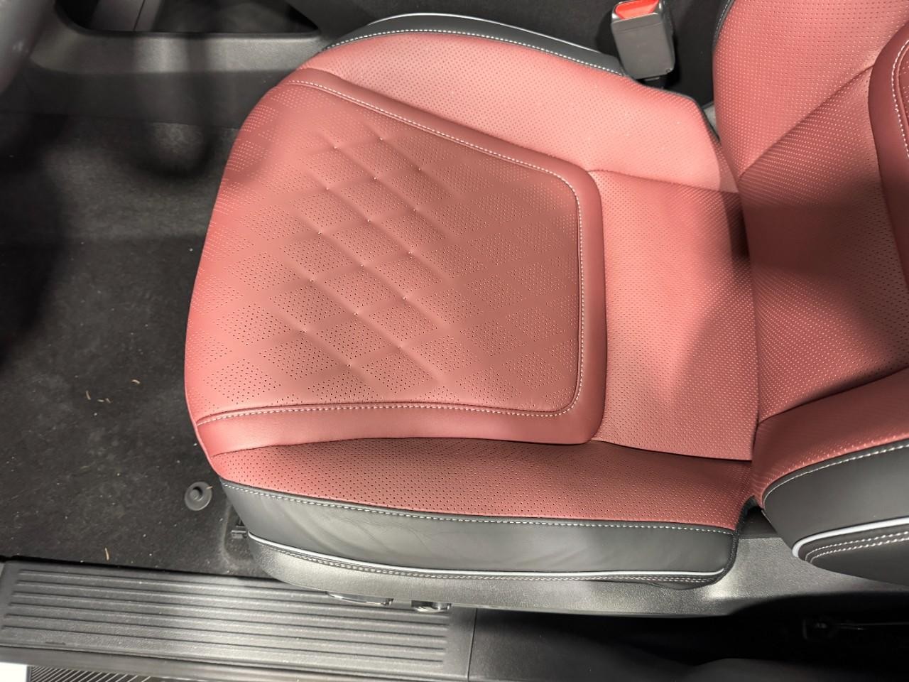 INFINITI QX80 Vehicle Full-screen Gallery Image 29