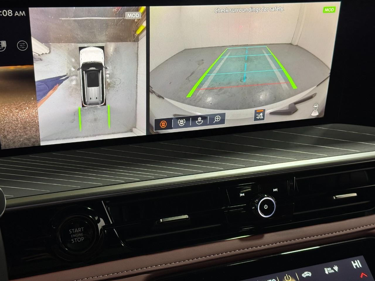 INFINITI QX80 Vehicle Full-screen Gallery Image 35