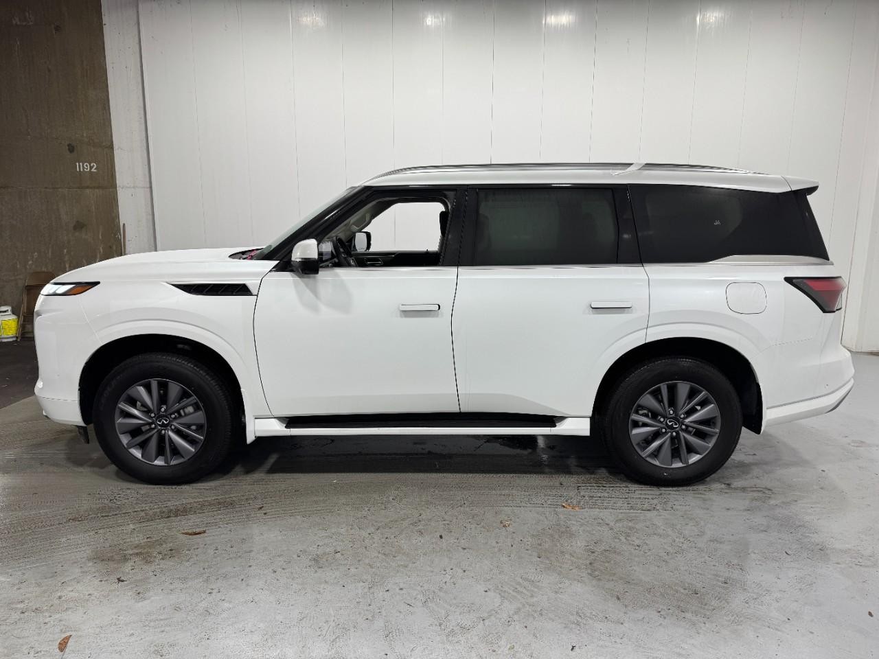 INFINITI QX80 Vehicle Full-screen Gallery Image 2