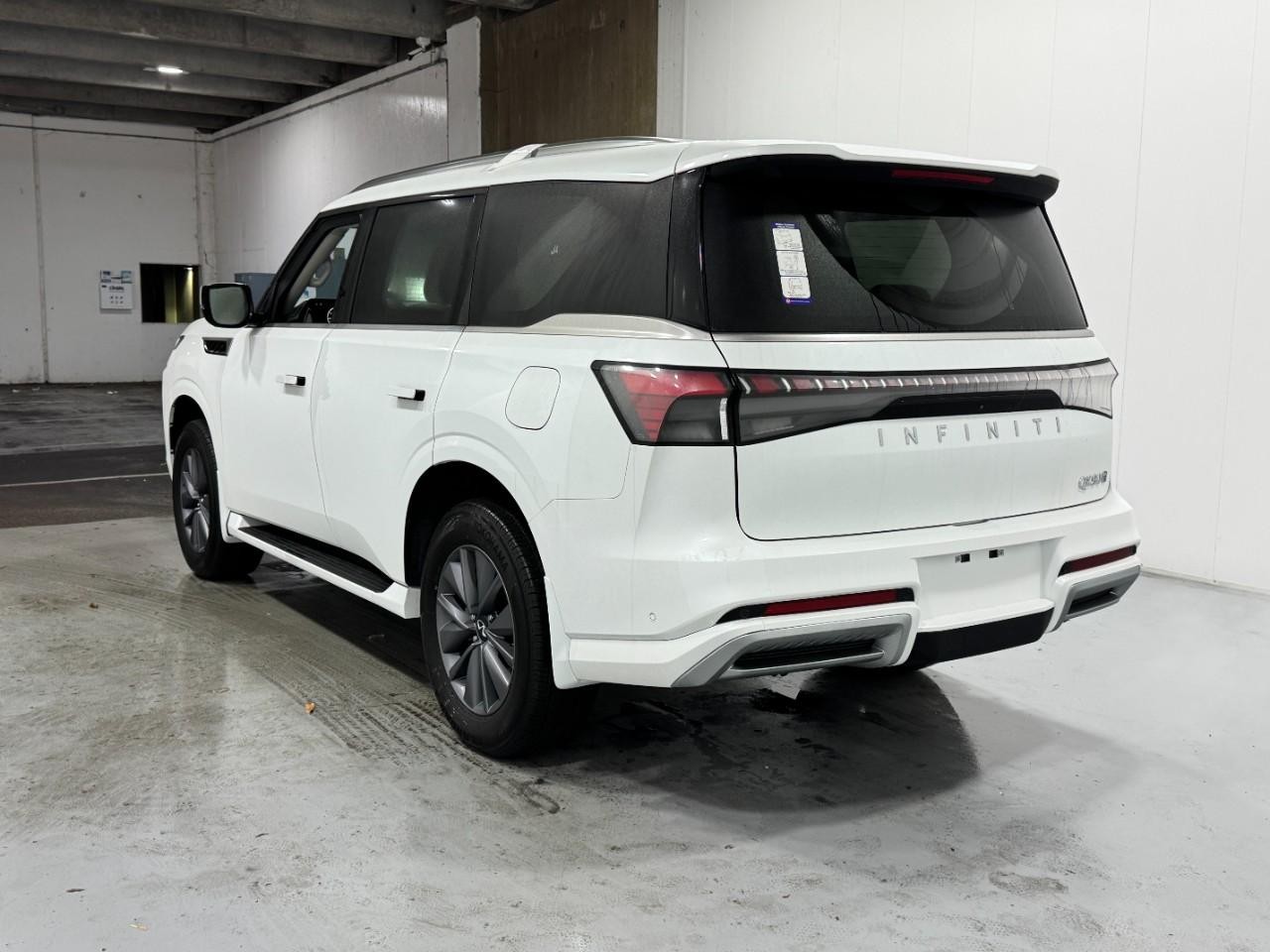 INFINITI QX80 Vehicle Full-screen Gallery Image 3