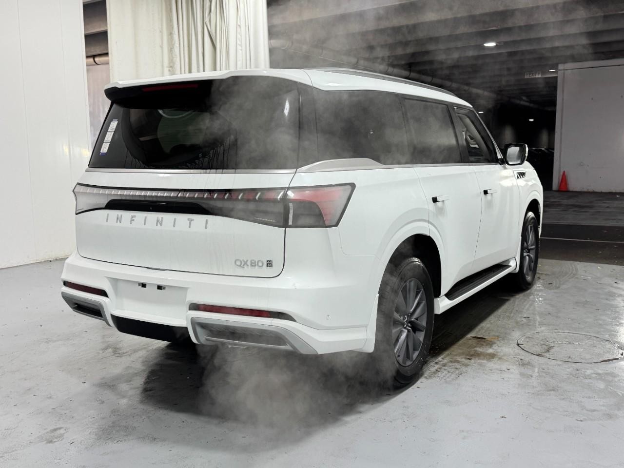 INFINITI QX80 Vehicle Full-screen Gallery Image 4