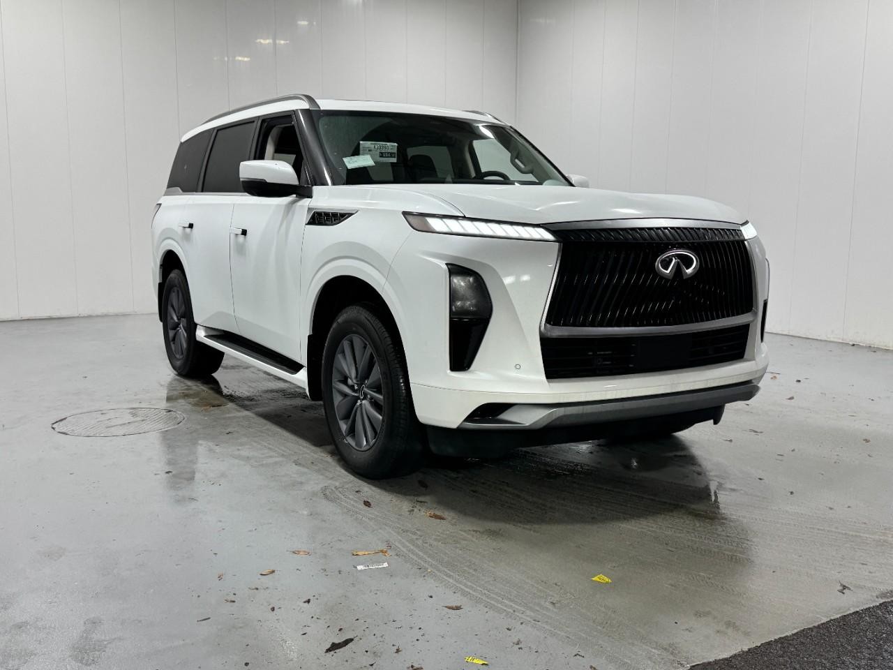 INFINITI QX80 Vehicle Full-screen Gallery Image 6