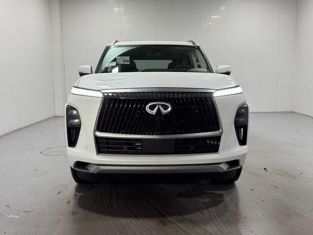 INFINITI QX80 Vehicle Full-screen Gallery Image 7