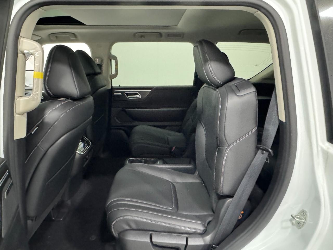 INFINITI QX80 Vehicle Full-screen Gallery Image 9