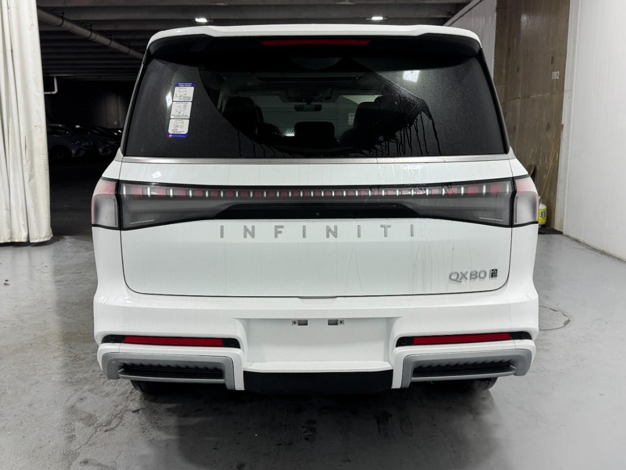 INFINITI QX80 Vehicle Full-screen Gallery Image 10