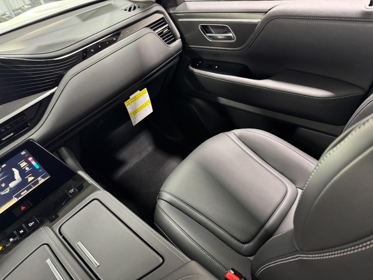 INFINITI QX80 Vehicle Full-screen Gallery Image 19