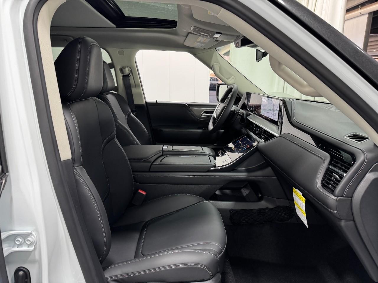 INFINITI QX80 Vehicle Full-screen Gallery Image 20