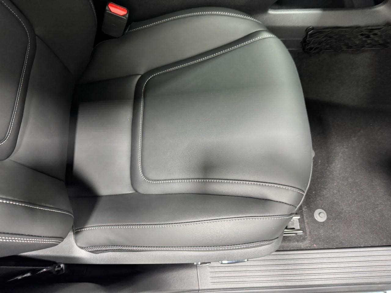 INFINITI QX80 Vehicle Full-screen Gallery Image 21