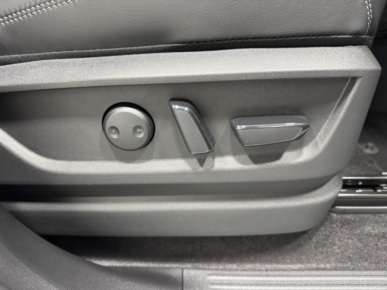 INFINITI QX80 Vehicle Full-screen Gallery Image 22