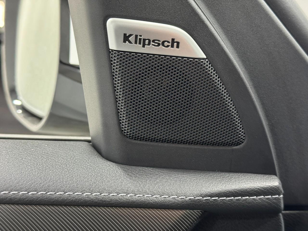 INFINITI QX80 Vehicle Full-screen Gallery Image 24