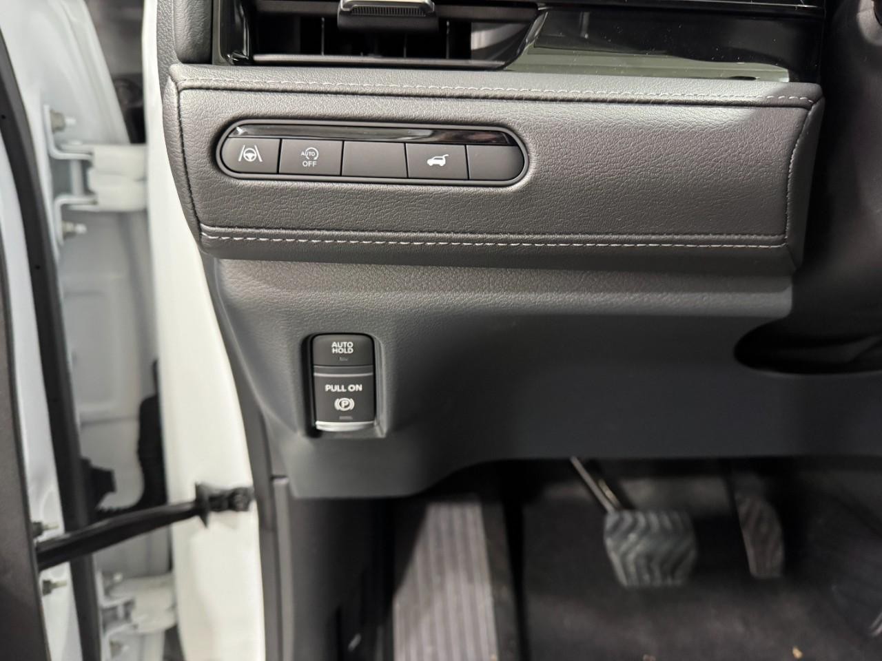 INFINITI QX80 Vehicle Full-screen Gallery Image 30